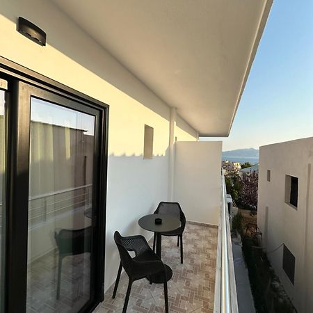 Io'S Apartments Sarandë Exteriör bild