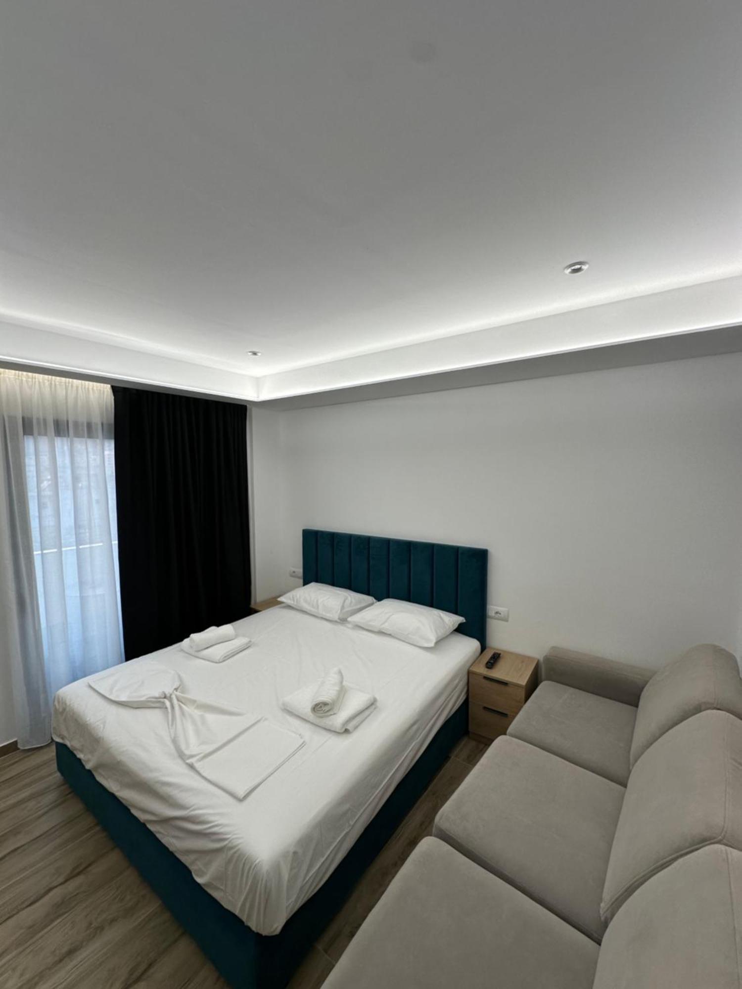 Io'S Apartments Sarandë Exteriör bild