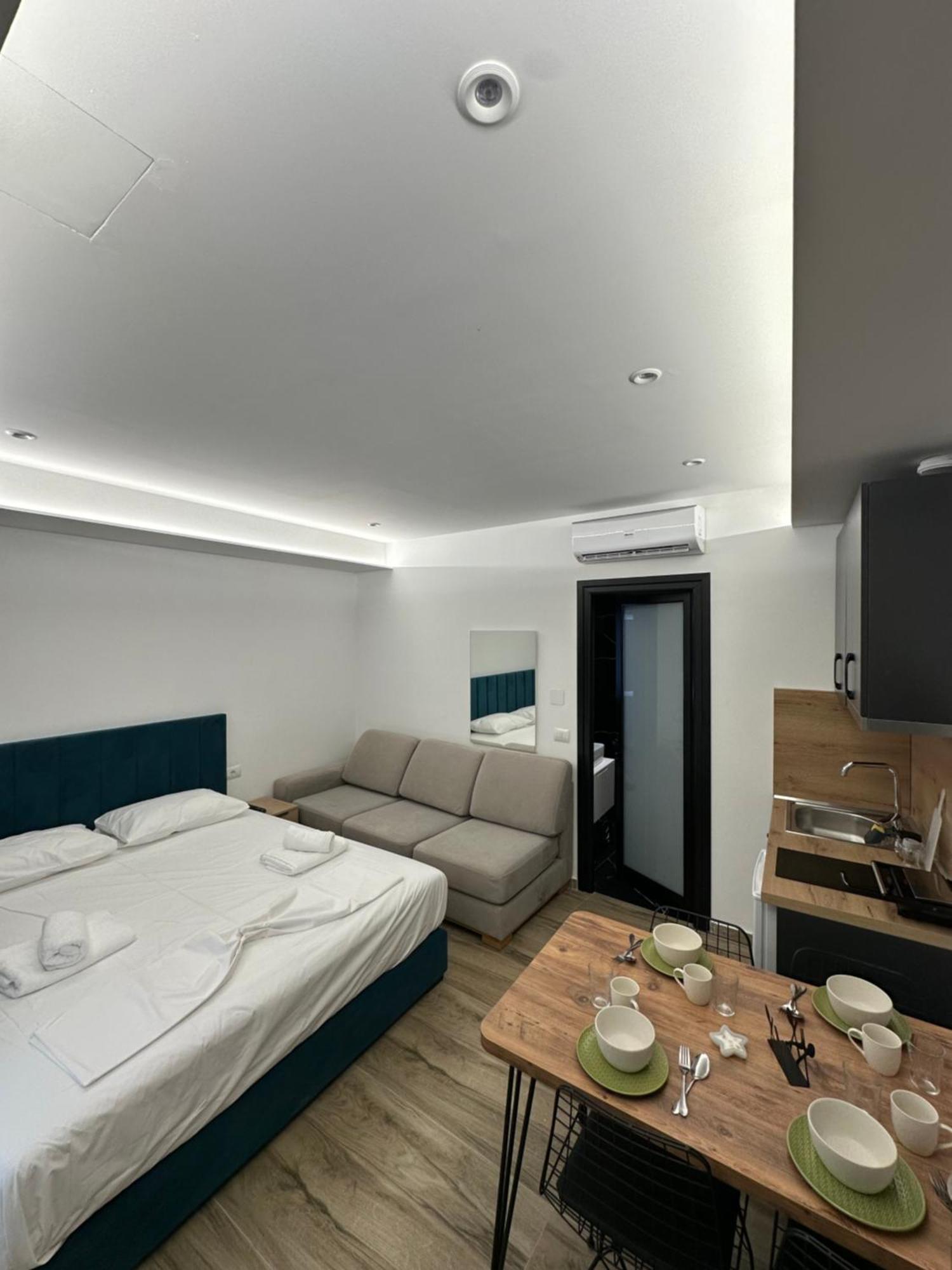 Io'S Apartments Sarandë Exteriör bild
