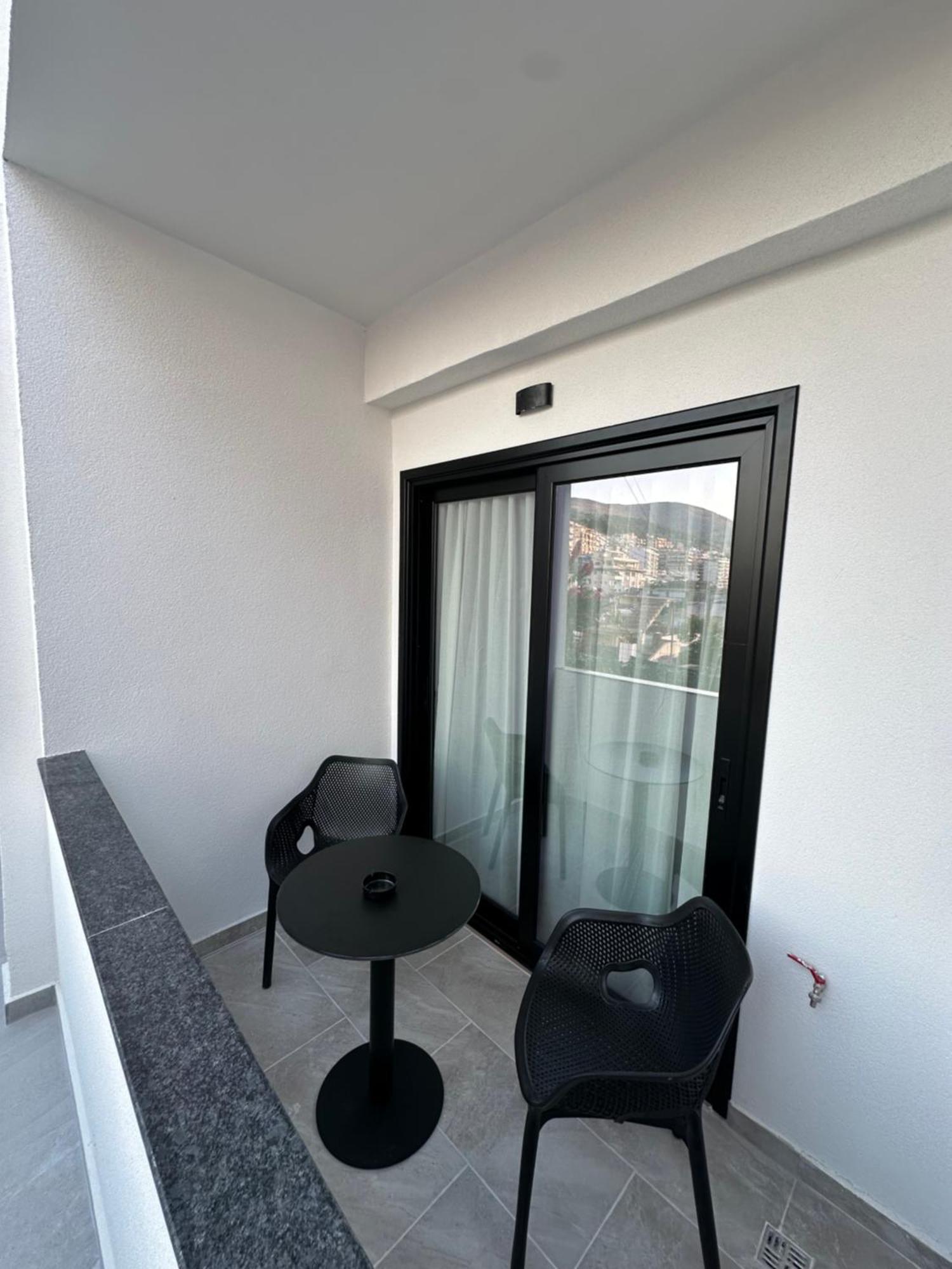 Io'S Apartments Sarandë Exteriör bild