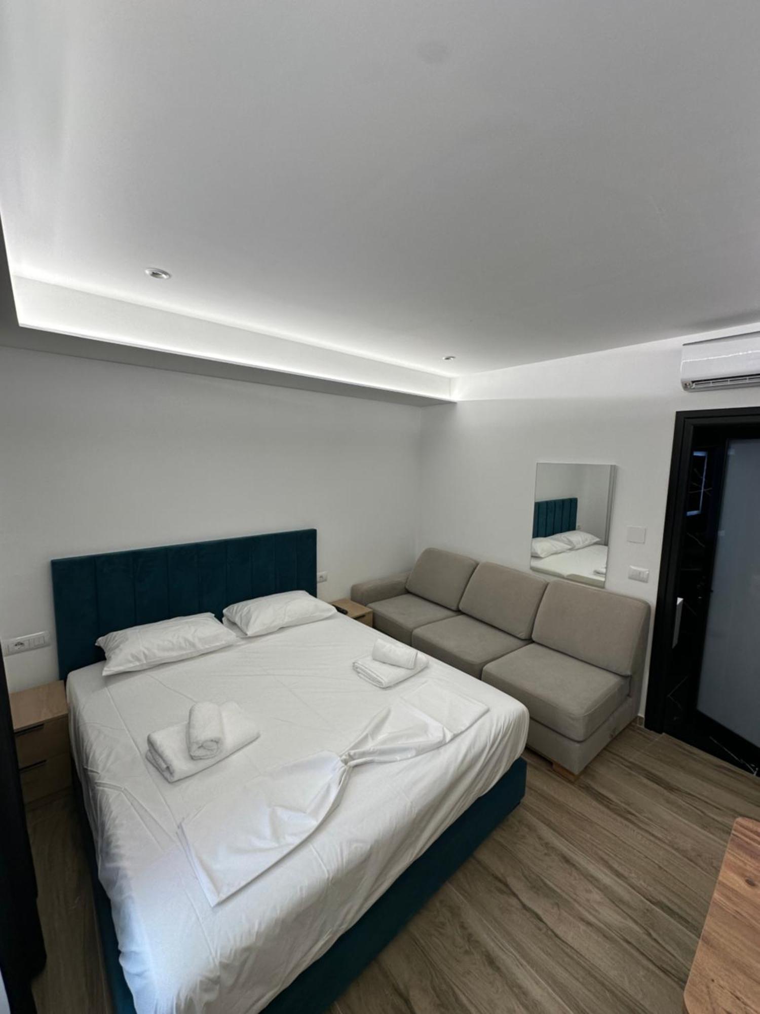 Io'S Apartments Sarandë Exteriör bild