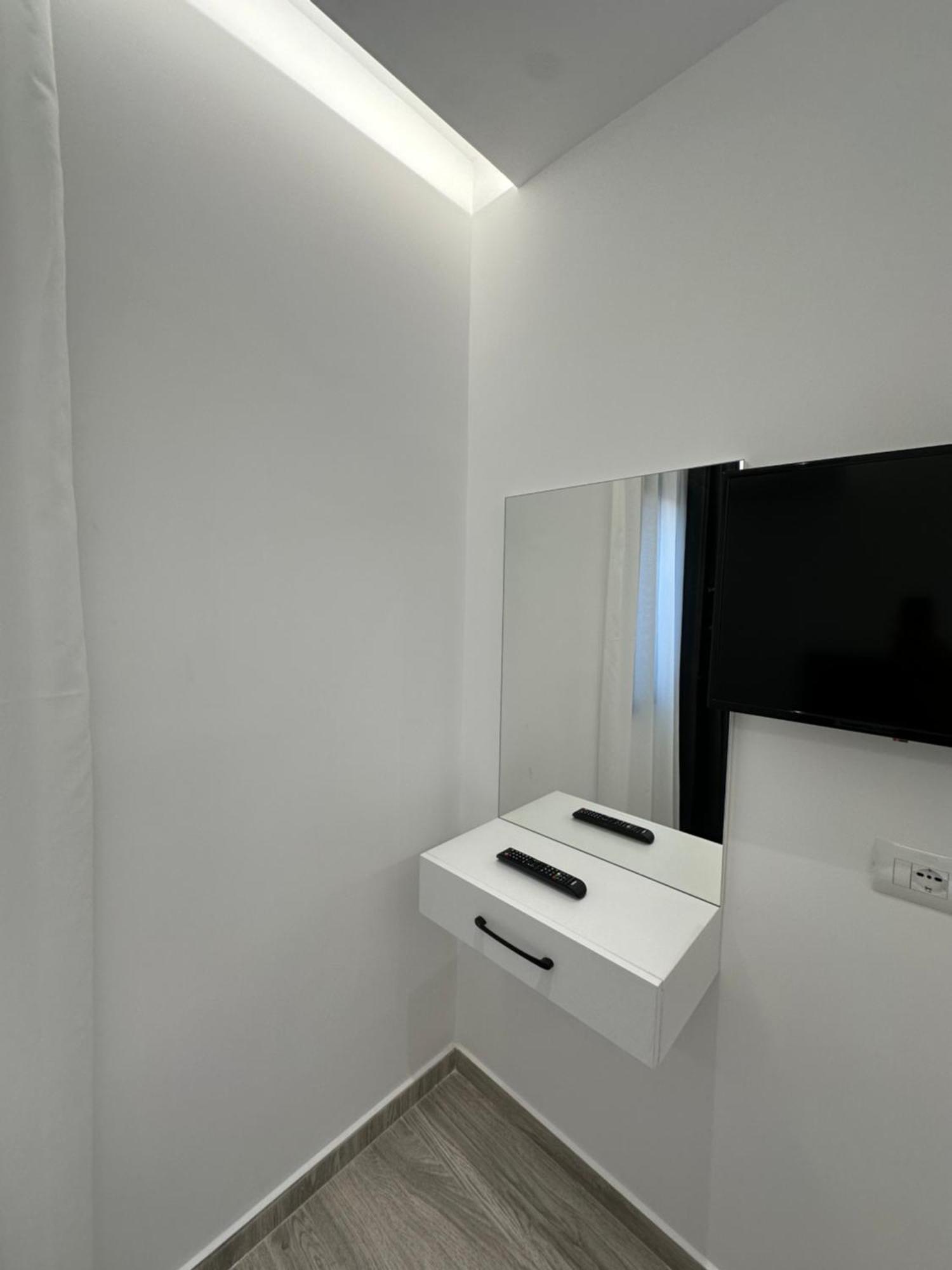 Io'S Apartments Sarandë Exteriör bild