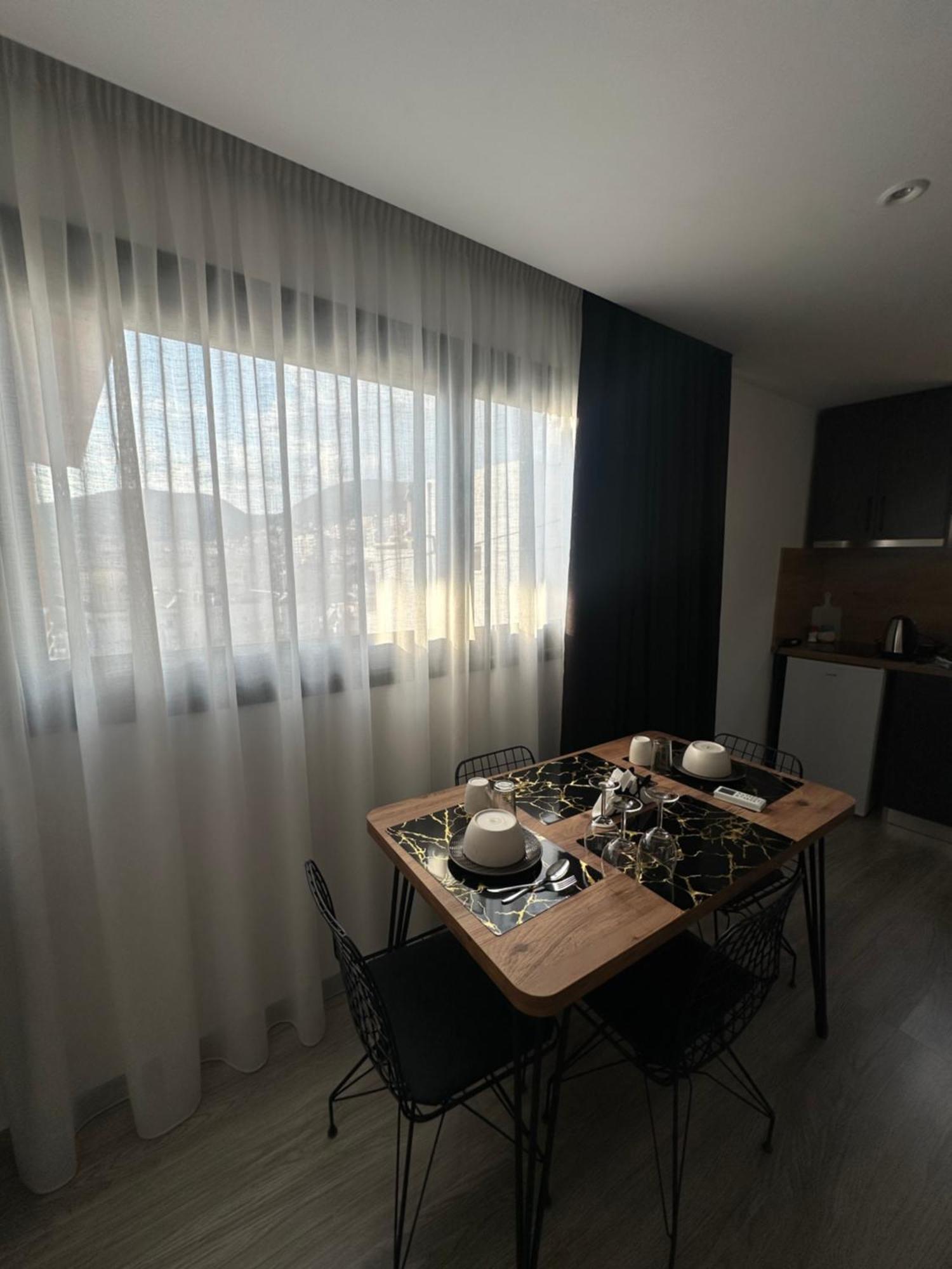 Io'S Apartments Sarandë Exteriör bild